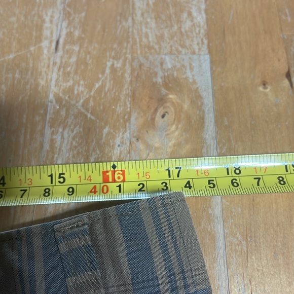 Men’s vans off the wall plaid shorts - Picture 8 of 9